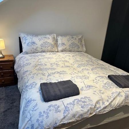 Luton Home Near Airport Private & Shared Bathroom Option Экстерьер фото