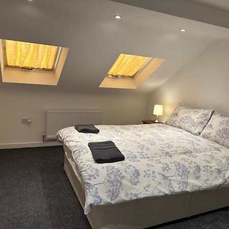 Luton Home Near Airport Private & Shared Bathroom Option Экстерьер фото