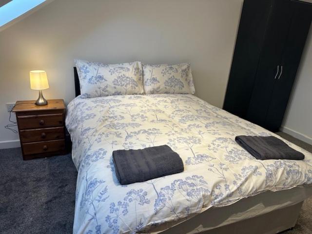 Luton Home Near Airport Private & Shared Bathroom Option Экстерьер фото