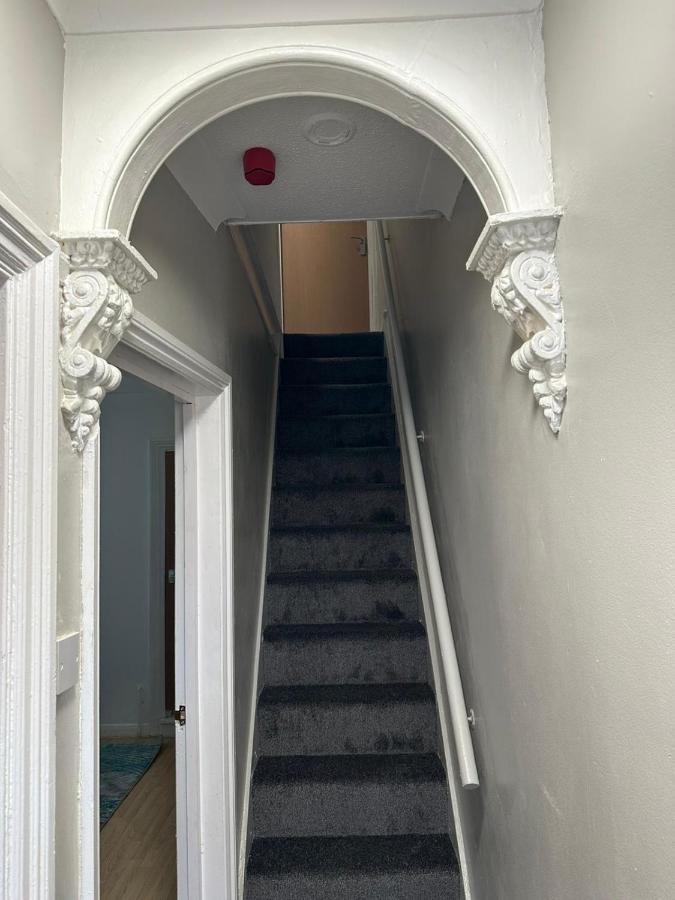 Luton Home Near Airport Private & Shared Bathroom Option Экстерьер фото