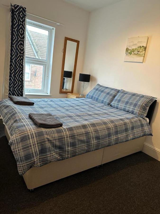 Luton Home Near Airport Private & Shared Bathroom Option Экстерьер фото