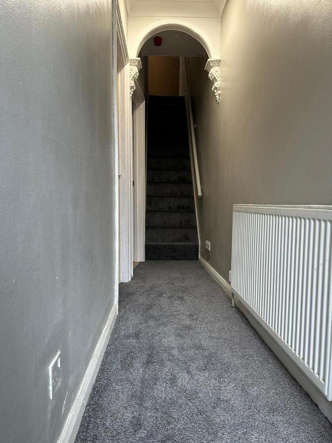 Luton Home Near Airport Private & Shared Bathroom Option Экстерьер фото