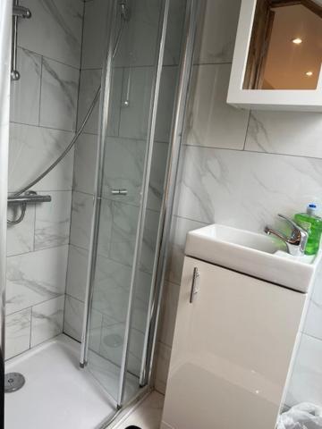 Luton Home Near Airport Private & Shared Bathroom Option Экстерьер фото