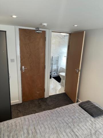 Luton Home Near Airport Private & Shared Bathroom Option Экстерьер фото