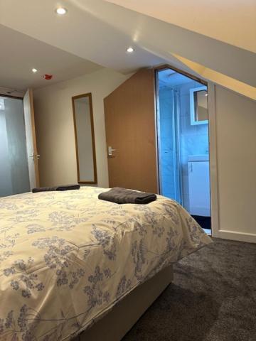 Luton Home Near Airport Private & Shared Bathroom Option Экстерьер фото