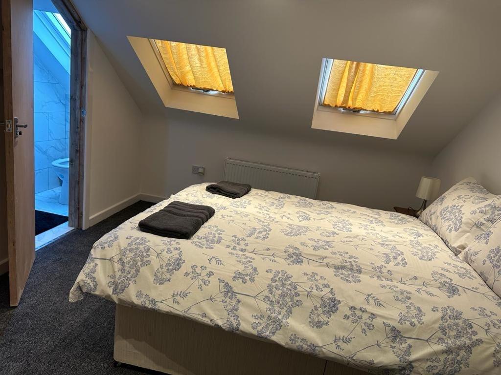 Luton Home Near Airport Private & Shared Bathroom Option Экстерьер фото