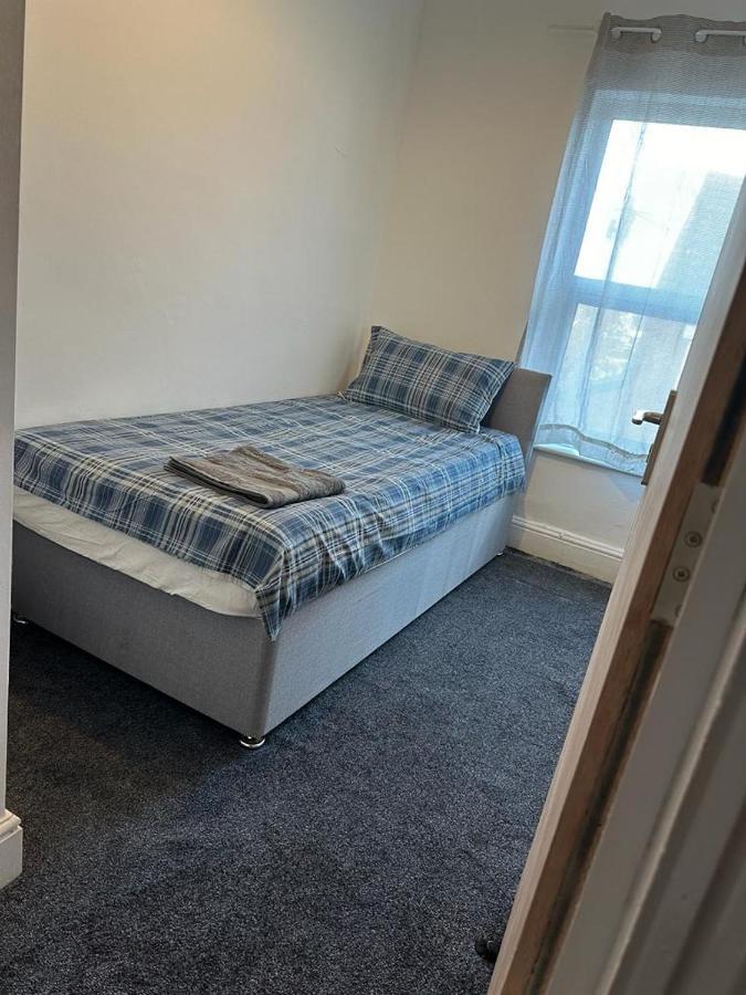 Luton Home Near Airport Private & Shared Bathroom Option Экстерьер фото