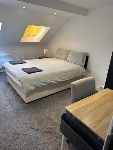 Luton Home Near Airport Private & Shared Bathroom Option Экстерьер фото