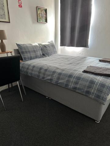 Luton Home Near Airport Private & Shared Bathroom Option Экстерьер фото